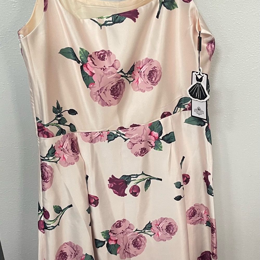 Chic Floral Midi Dress in Pink and Cream
